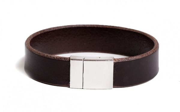 Brown leather bracelet with magnetic fastening