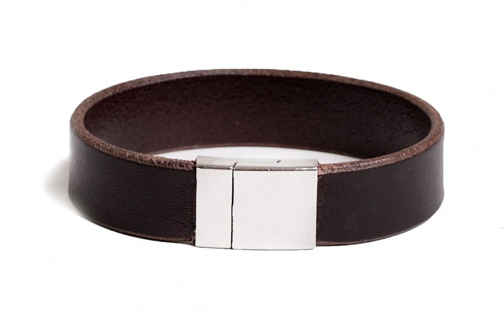 Brown leather bracelet with magnetic fastening